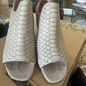 Donald J. Pliner Cream Textured Mules